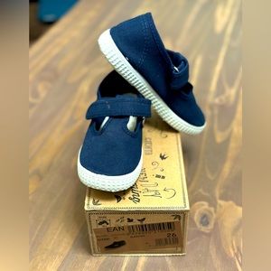 Cienta T Strap girls shoes.  Worn twice, in excellent condition!